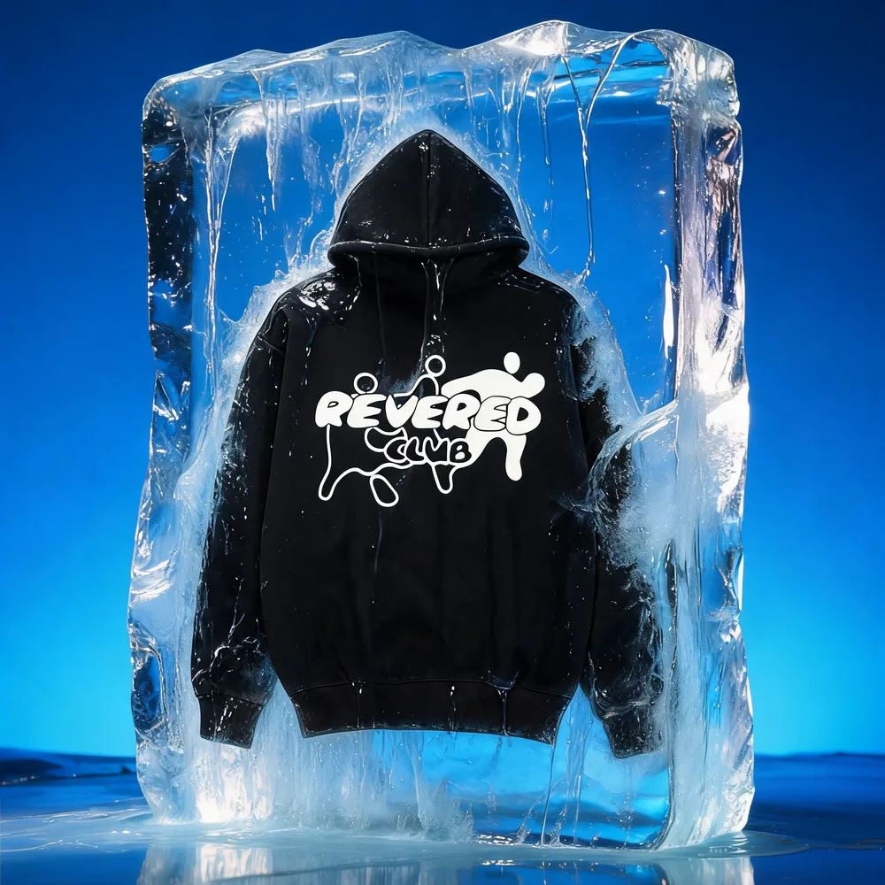Hoodie REVERED CLUB pris dans un bloc de glace sur fond bleu.